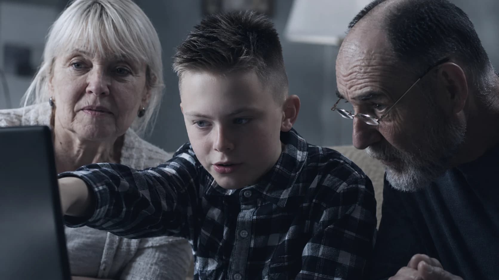 Un niño y sus abuelos utilizando BrainTrainerPlus
